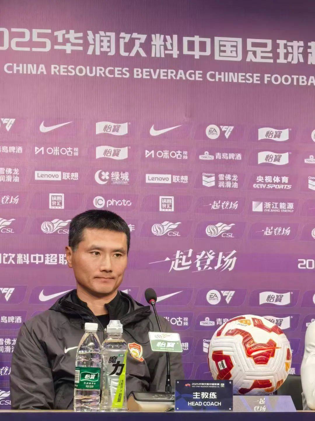 开云体育app-浙江绿城备战次轮比赛，主教练研究对手战术的简单介绍