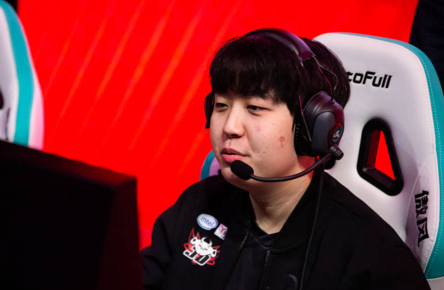 开云体育中国-PSG险胜FPX，Kanavi操刀奇招英雄翻盘宿敌对决半决赛，点燃全场激情