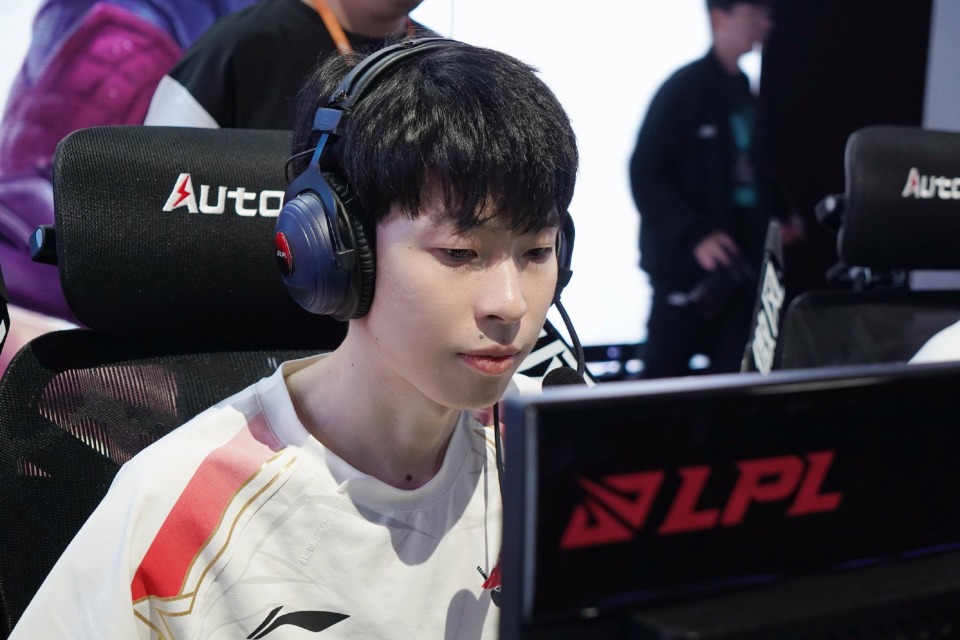 开云体育下载-FLY血洗JDG，Knight关键团战开团秒人顶尖较量全球总决赛，引爆全场热议的简单介绍