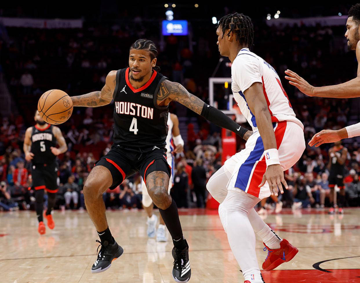 火箭客场惨败,球队发挥不力 火箭客场惨败,球队发挥不力