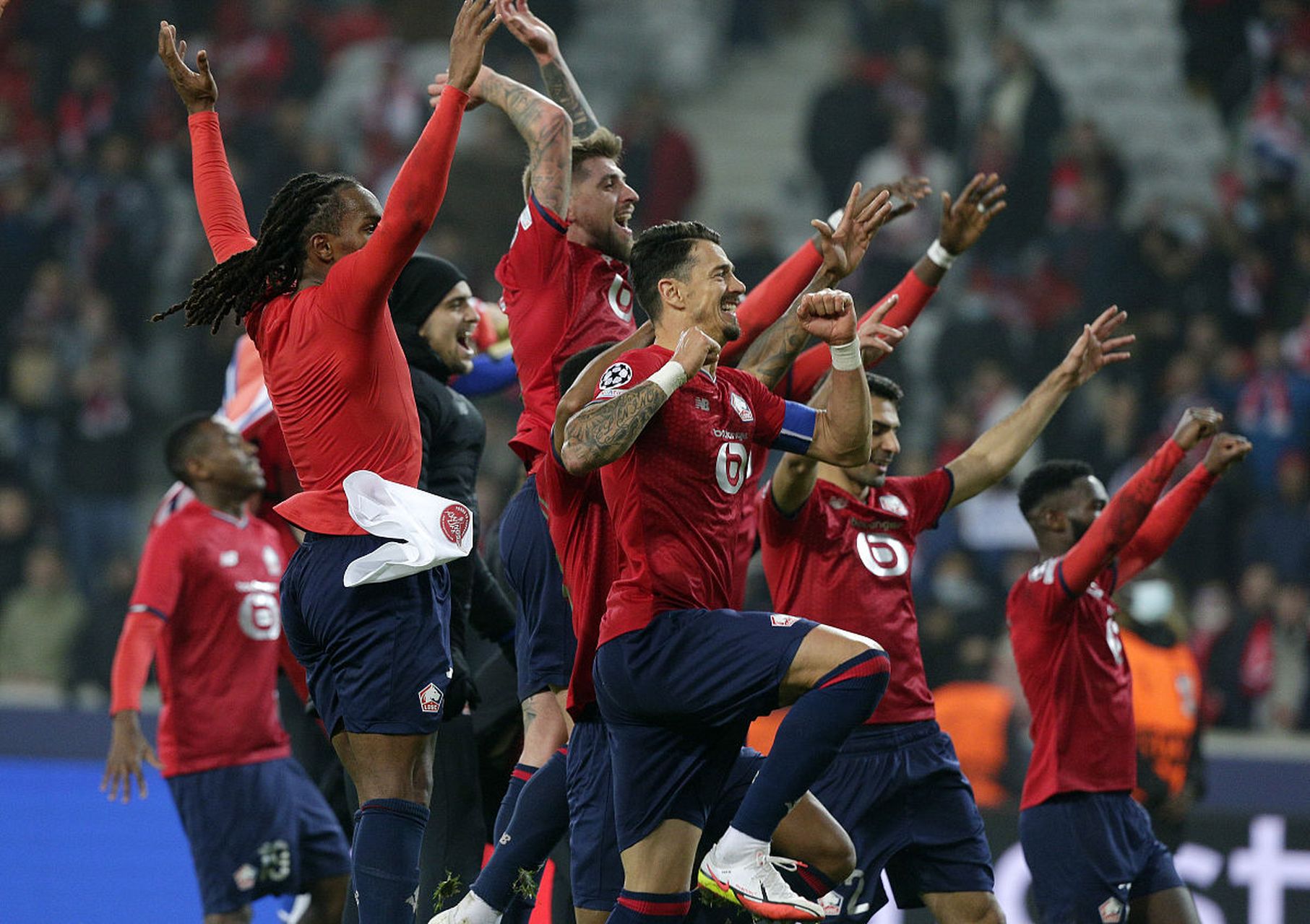 足球界一场惊心动魄的较量令观众心潮澎湃 足球界一场惊心动魄的较量令观众心潮澎湃