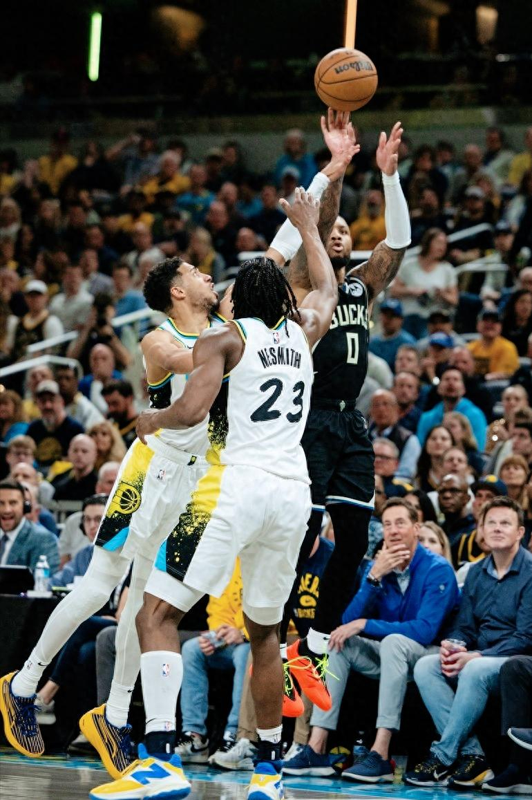 76人再胜雄鹿,东部决赛提前锁定机会 76人再胜雄鹿,东部决赛提前锁定机会