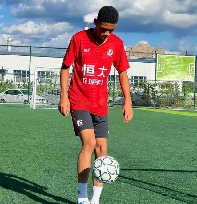 开云体育登录-包含新援上演帽子戏法，助力球队大胜对手的词条