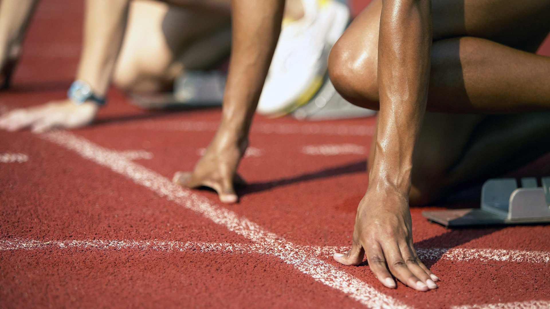 惊心动魄！红牛终场绝杀法拉利，诺里斯全程高光夺季军