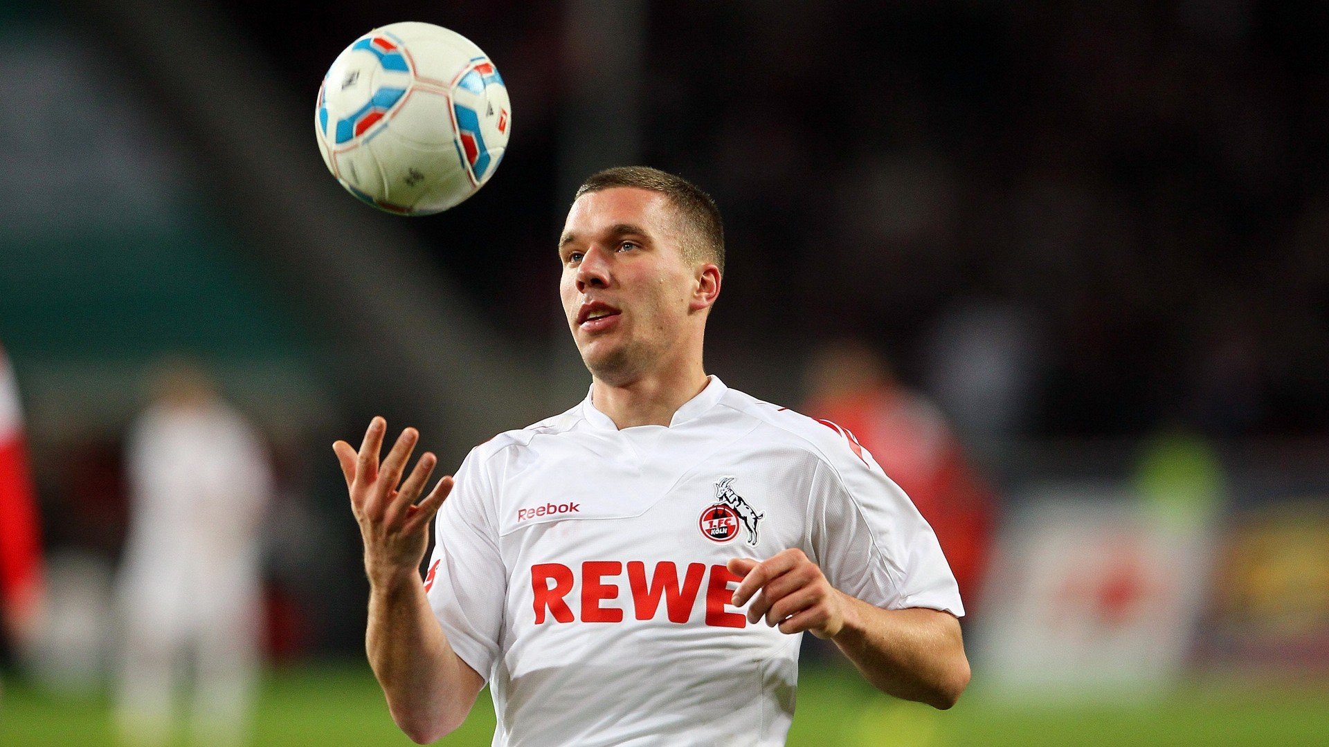 红牛狂奔，红魔失蹄！苏亚雷斯战术奏效，奥蓬达戴帽助莱比锡欧冠险胜曼联